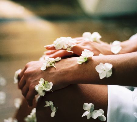 witte bloemen op handen en armen gestrooid | Helemaal-ik, praktijk voor holistische massage en bewustwording in Raalte